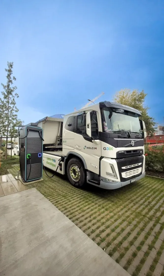 Camion électrique en charge sur la borne 300 kW Satimau