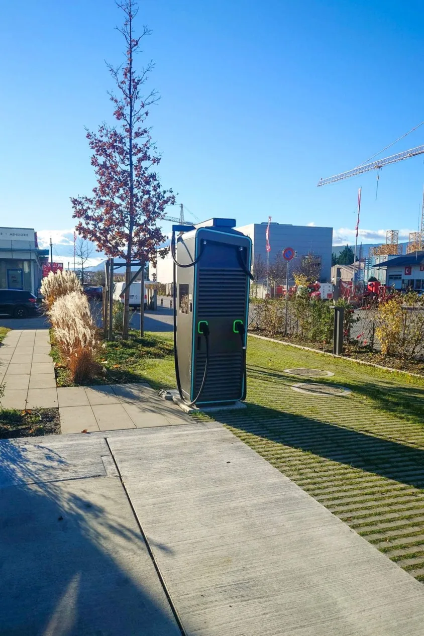 Borne de recharge rapide 300 kW du parking Satimau